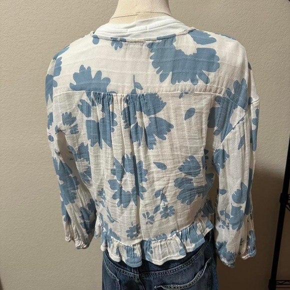 American Eagle - White and Blue Floral Tie-Up Top - Large - Picture 2 of 3